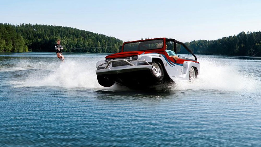 WaterCar Panther là một trong những mẫu xe  ôtô bơi trên mặt nước rất ngoạn mục với tốc độ tối đa đạt 70km/h. WaterCar Panther được trang bị động cơ V6 dung tích 3.7 lít, hộp số sàn 4 cấp, dẫn động cầu sau và hệ thống treo thủy lực hai hành trình đặc biệt.